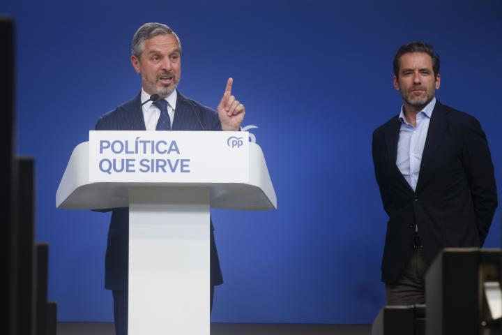 Los vicesecretarios del PP de Cultura, Borja Sémper (d) y de Economía, Juan Bravo (i) durante la rueda de prensa, tras la reunión del Comité de Dirección, en Madrid.