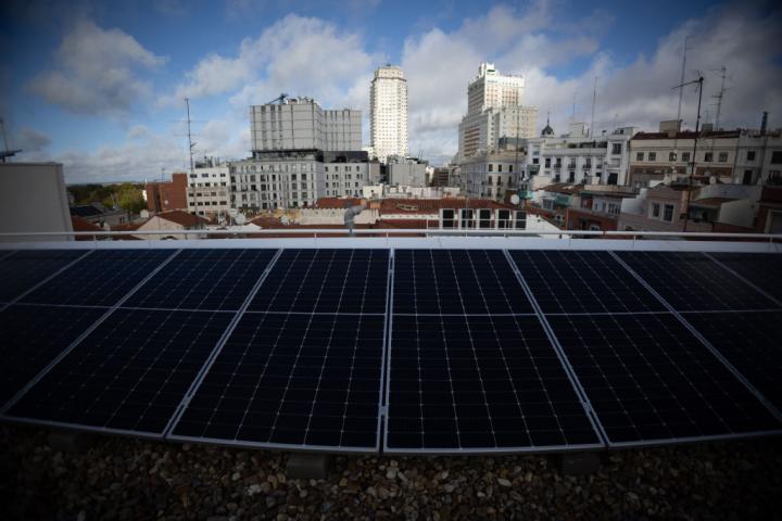 Paneles solares instalados en un tejado de la ciudad de Madrid.