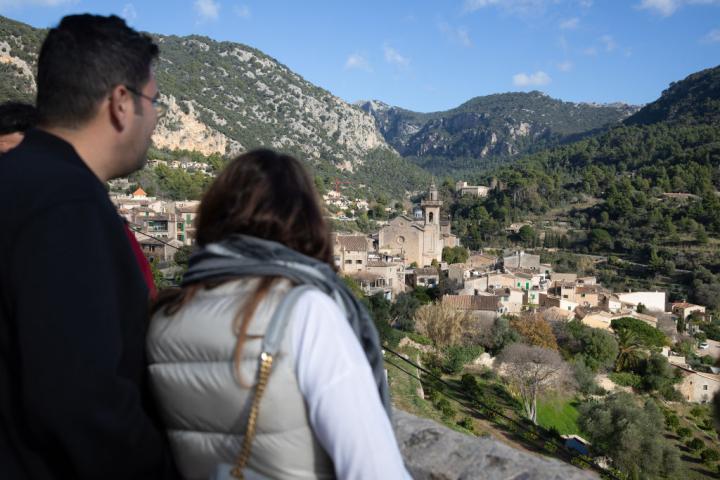 Una pareja de turistas observa desde la distancia el pueblo de Valldemossa, en Mallorca.