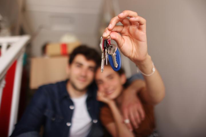 Una pareja enseña las llaves de su nueva casa