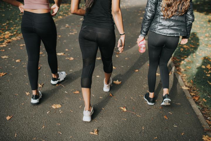Varias mujeres haciendo deporte.