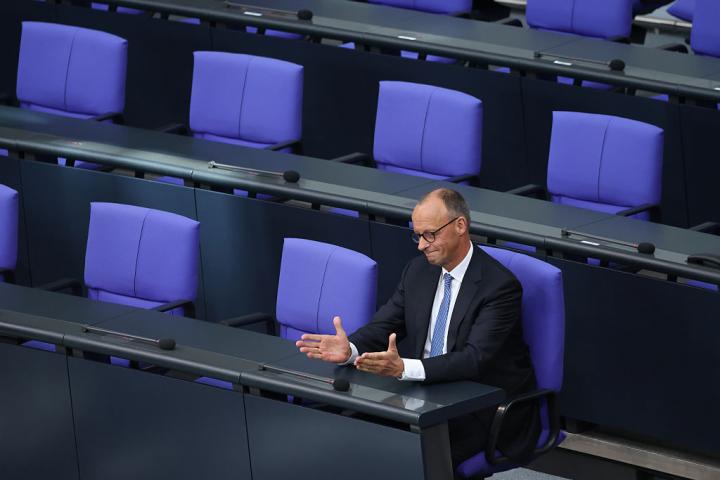 Friedrich Merz, a solas en su escaño instantes antes de ser investido oficialmente nuevo canciller de Alemania