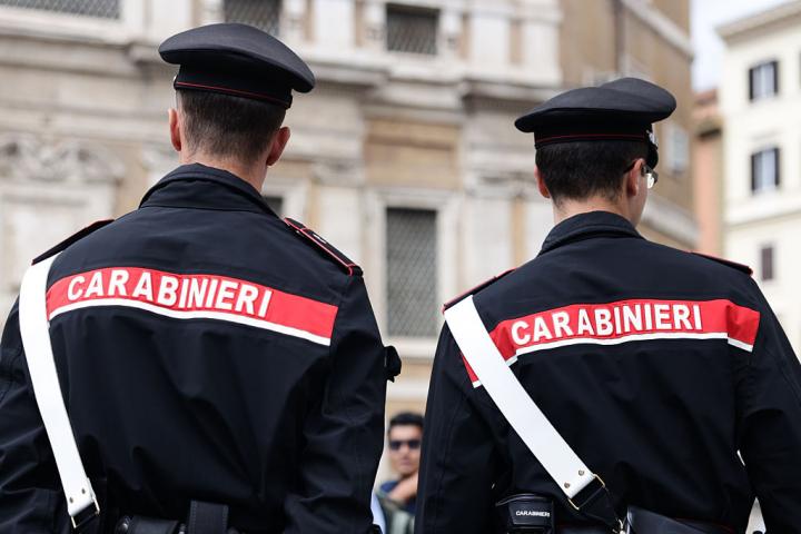 Imagen de archivo de una pareja de los Carabinieri, al lado de la basílica de Santa María La Mayor, en Roma (Italia).