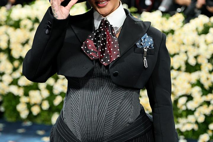 alt="alt="Rihanna anuncia su tercer embarazo en la Met Gala""