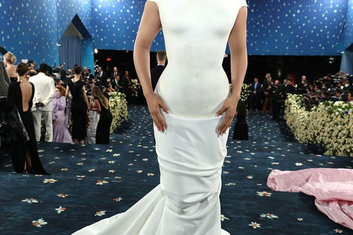 alt="alt="Rosalía, en la Met Gala 2025 celebrada en el Museo Metropolitano de Arte de Nueva York.""