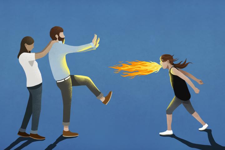 Una niña enfadada gritando a sus padres.