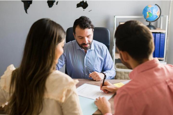 Una pareja se dispone e contratar un seguro de coche.
