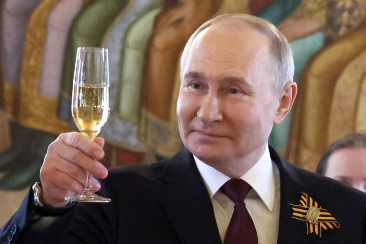 Vladimir Putin brinda por el Día de la Victoria en 2024