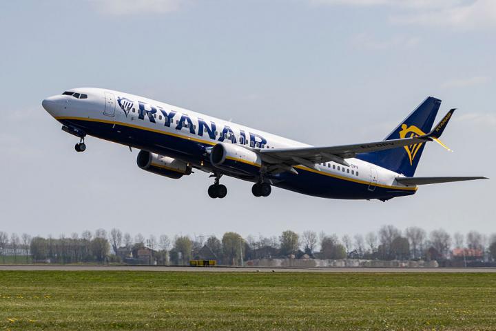 Avión de Ryanair despegando