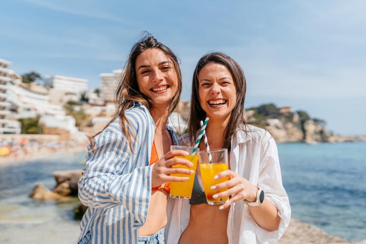 Dos chicas bebiendo sangría en el arenal balear de Cala Major (Palma de Mallorca).