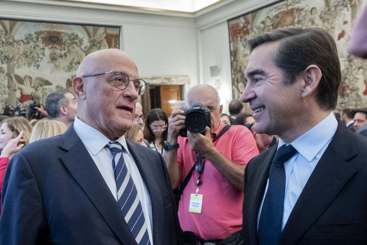 Foto de archivo del presidente de Sabadell, Josep Oliu, y el de BBVA, Carlos Torres.