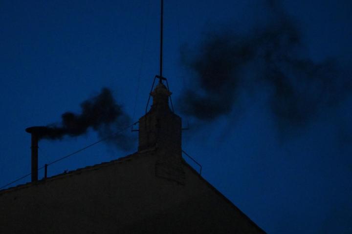 Fumata negra en la chimenea de la Capilla Sixtina tras la primera votación del cónclave