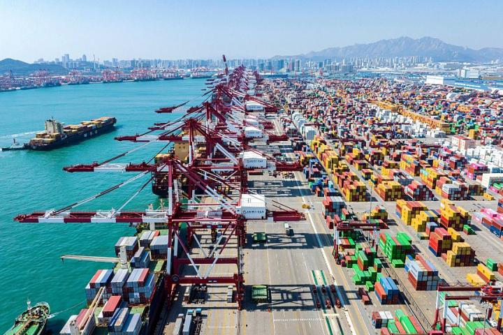 Un buque navega hacia la terminal de contenedores del puerto de Qingdao Qianwan