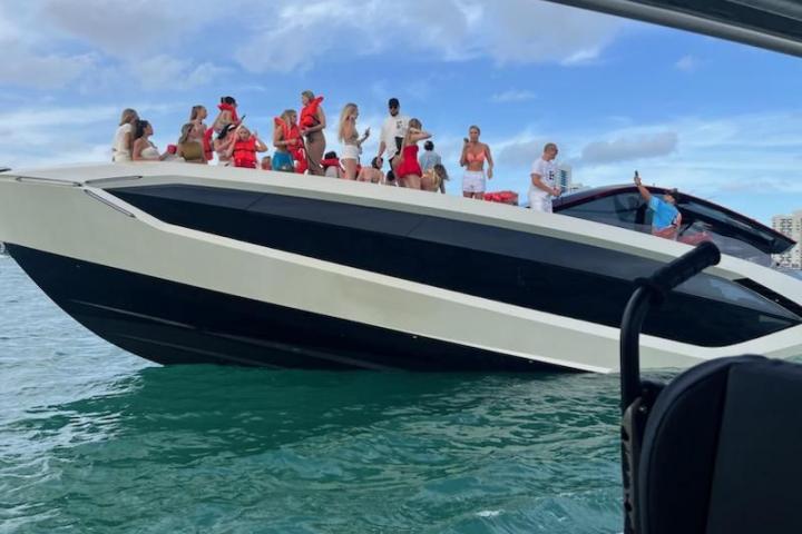 La lujosa embarcación, en el momento del rescate por parte de la guardia costera USCG Southeast.