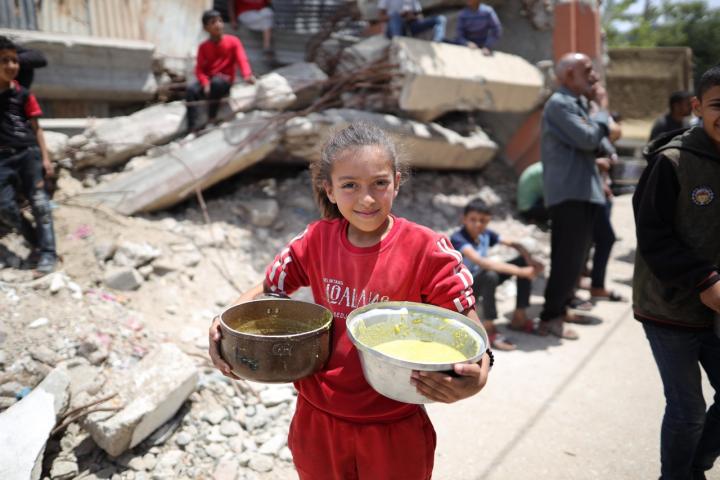 Una niña recoge una de las últimas comidas que ha repartido la ONG del chef José Andrés en la Franja de Gaza.