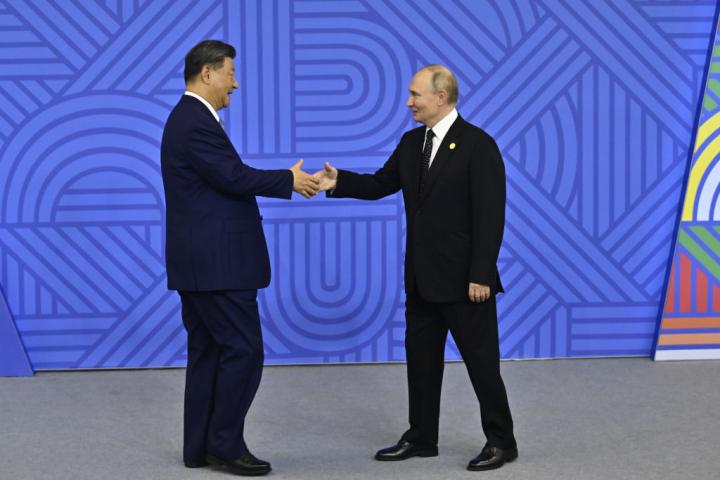 Xi Jinping y Vladimir Putin se saludan en una reunión de los BRICS, en 2024.
