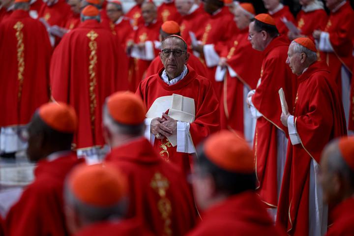 El cardenal Juan José Omella, entre el resto de cardenales en El Vaticano