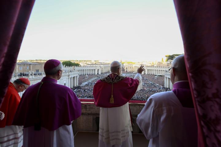 Foto del primer saludo del papa León XIV desde el Vaticano.
