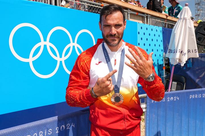 Saúl Craviotto posa con su sexta medalla olímpica en París 2024