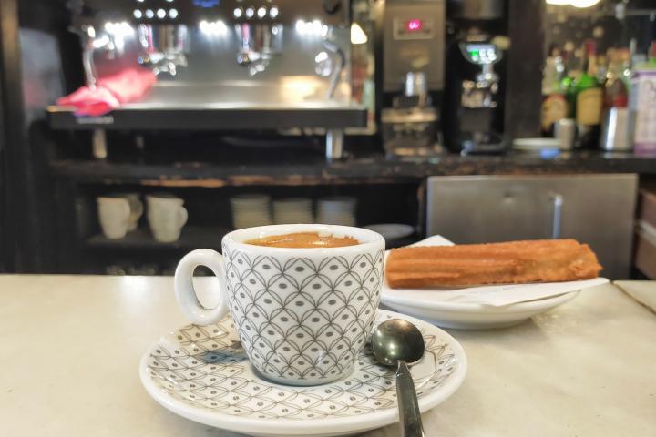 Un bar de Barcelona se hace viral por cobrarte el café según el tiempo que tardes en bebértelo