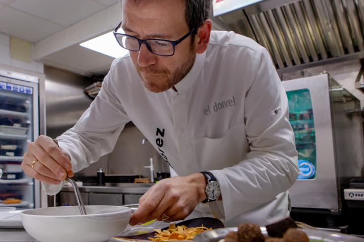 El chef Enrique Pérez en el restaurante El Doncel