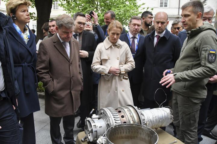 La jefa de la diplomacia europea, Katja Kallas, junto a varios ministros de Exteriores de la UE, celebrando el Día de Europa en Leópolis (Ucrania); ante restos de maquinaria de guerra rusa.