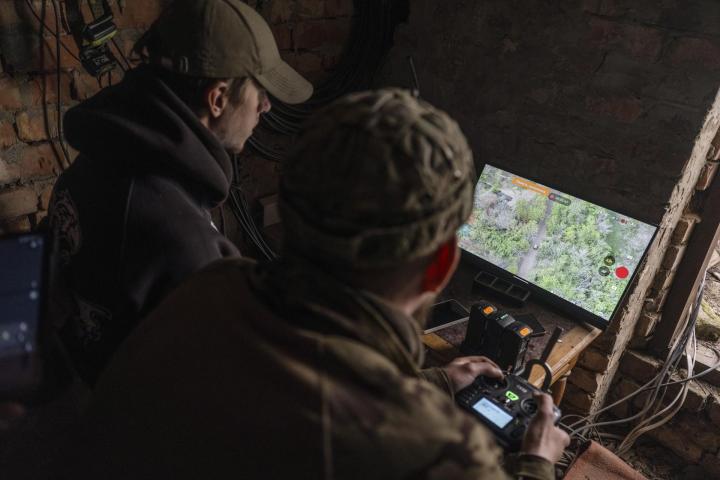 Soldados ucranianos utilizan drones para vigilar el frente.