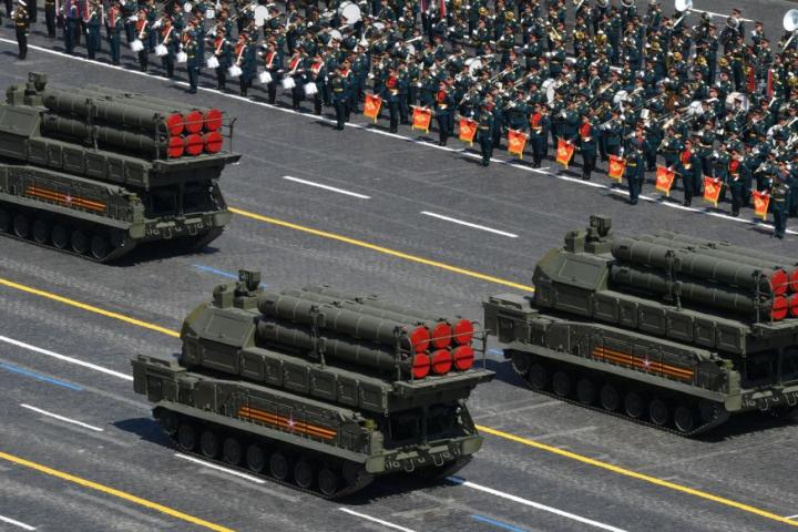 Defensas antiaéreas del lanzamisiles tierra-arie Tor-M2, en una imagen de archivo durante el Desfile de la Victoria sobre la Alemania Nazi de 2020, en la Plaza Roja de Moscú (Rusia).