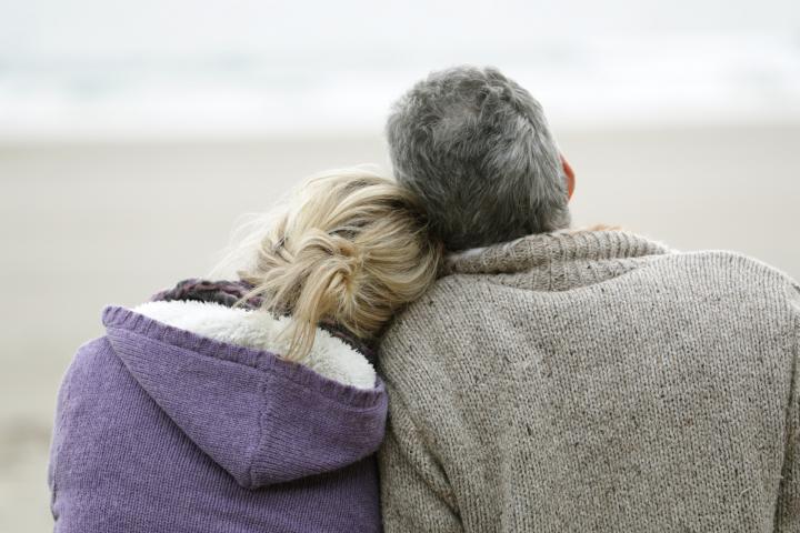 Imagen de una pareja de adultos contemplando el mar.