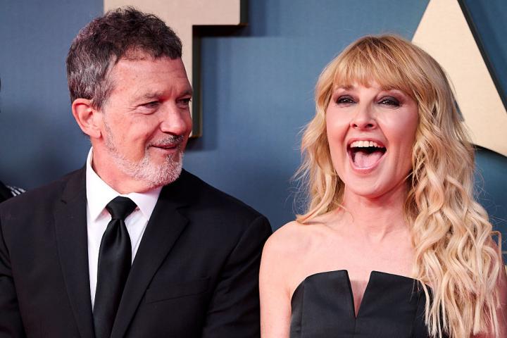 La actriz Cayetana Guillén Cuervo, presentadora de la gala, y el actor Antonio Banderas, Premio Talía de Honor 2025