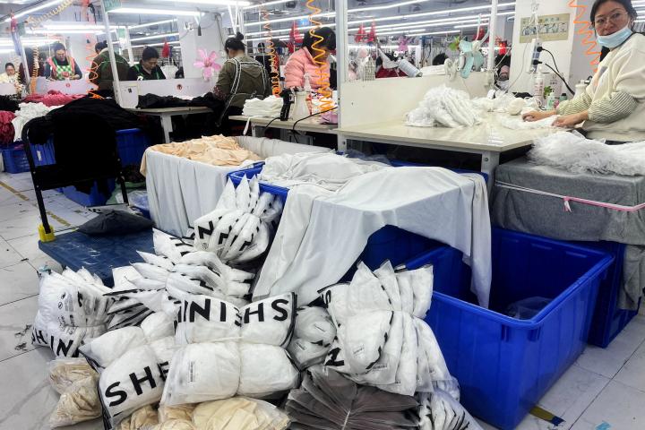 Trabajadores de Shein en la línea de producción.