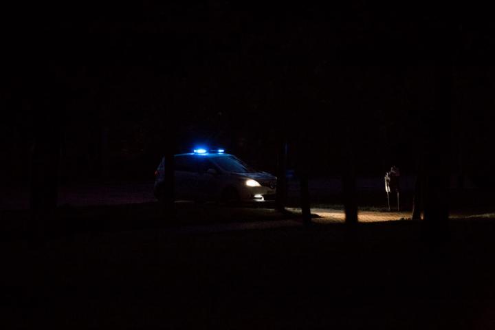 Un coche patrulla de la Policía Municipal, en el Parque de San Isidro de Madrid