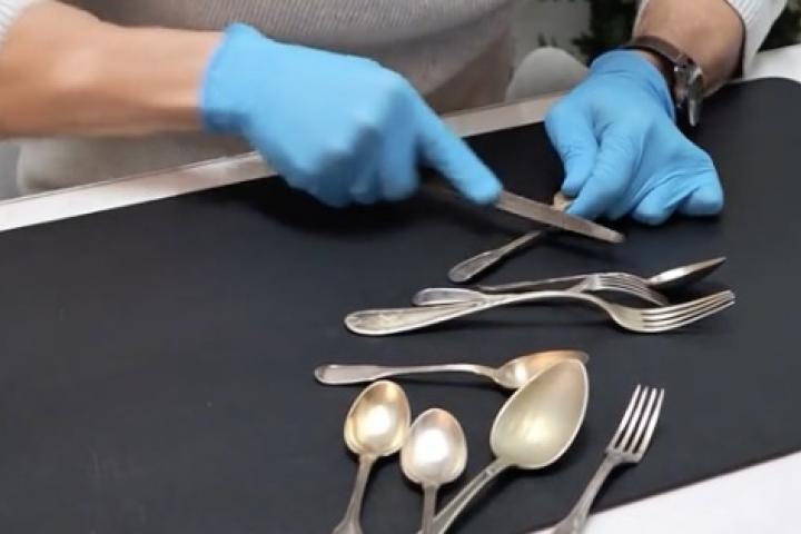 El tasador de Plata Hispánica hace la prueba de la lima para comprobar si es plata de verdad.