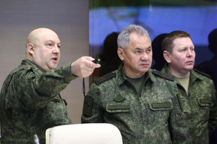 Imagen de archivo del comandante ruso Serguei Surovikin, junto al general y ministro de Defensa, Serguei Shoigu.