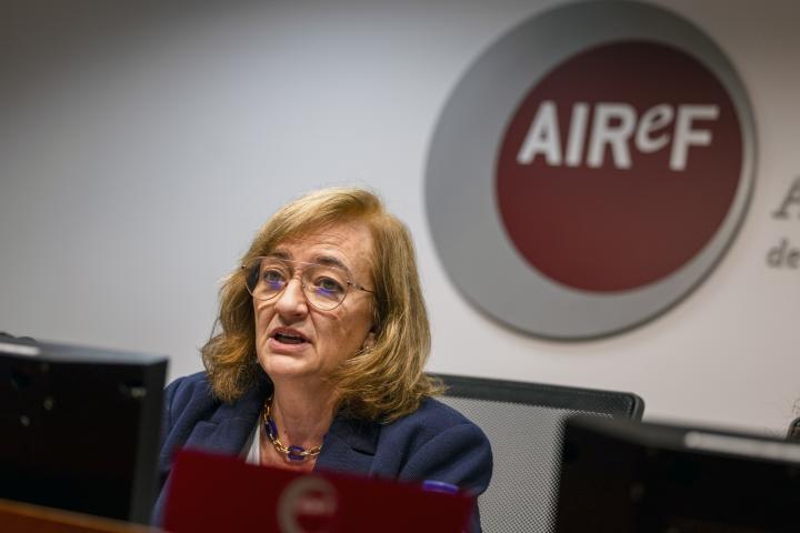 La Autoridad Independiente de Responsabilidad Fiscal (AIReF) ha rebajado su previsión de crecimiento económico para este año hasta el 2,3%, dos décimas menos que en sus anteriores estimaciones, ante las peores perspectivas de la economía mundial. Este "clima total de incertidumbre comercial y arancelaria" también ha llevado a rebajar la previsión para 2026, hasta el 1,7 %, tres décimas menos, según ha explicado este miércoles la presidenta de la AIReF, Cristina Herrero (c), en un encuentro con medios para presentar el informe de seguimiento del plan fiscal.