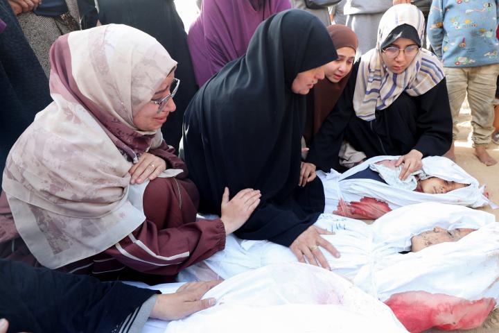 Madres palestinas lloran a los últimos muertos asesinados bajo las bombas de Israel, en el hospital indonesio de Beit Lahia,en el norte de la Franja de Gaza.