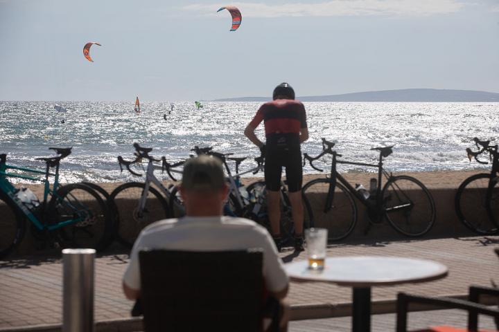 Un turista se toma una cerveza frente a la playa en Mallorca