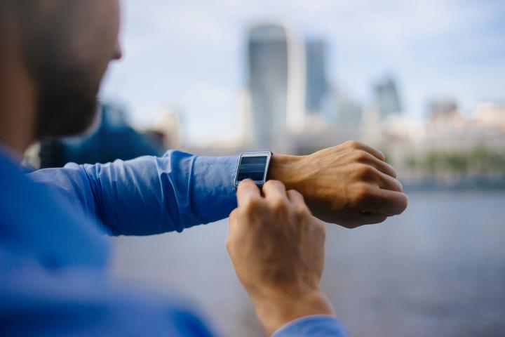 Una persona con un smartwatch.
