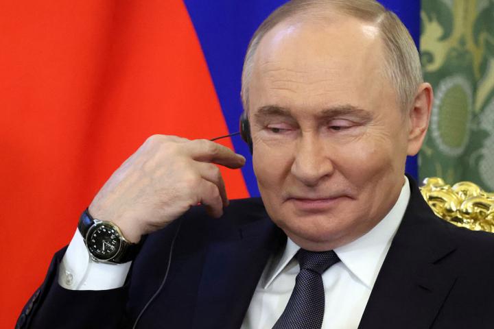 Vladimir Putin, pendiente de una traducción en su encuentro con la delegación de Malasia este miércoles