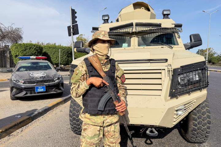 Miembros de la 444 Brigada del Ejército libio hacen guardia en la zona de Abu Salim en Trípoli.