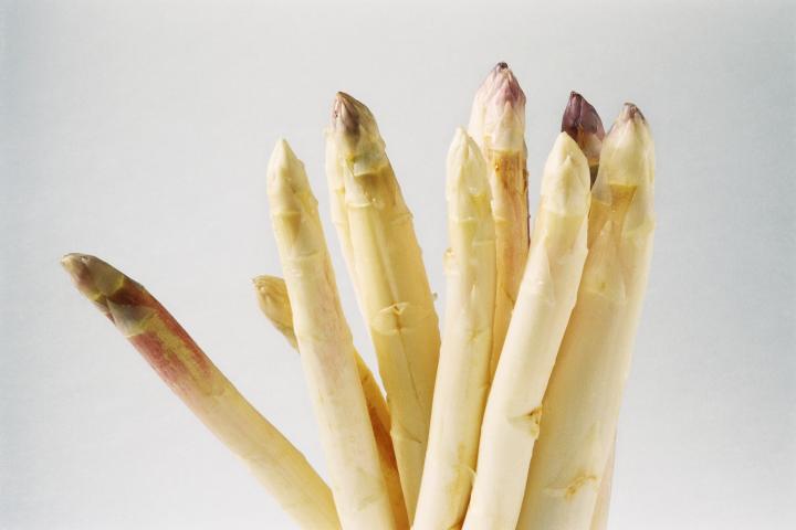 Un manojo de espárragos blancos.