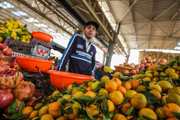 Un vendedor de naranjas en un mercado de Agadir, en Marruecos.