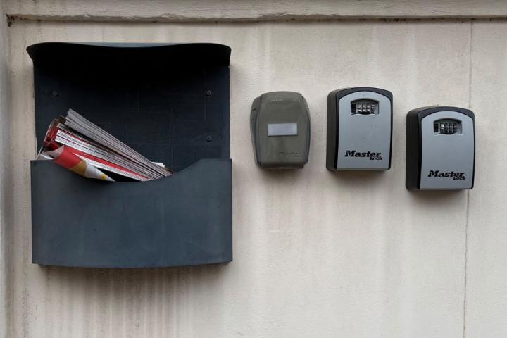 Cajas de llaves con contraseña, a la puerta de viviendas turísticas en Roma (Italia).