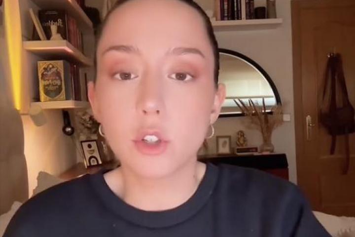 Coral Corbí, contando cómo fue víctima de una estafa mientras se maquilla.