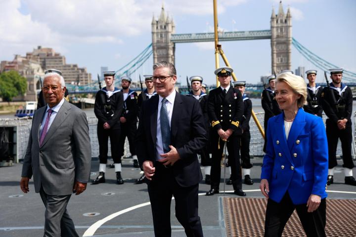 El presidente del Consejo Europeo, Antonio Costa; el primer ministro británico, Keir Starmer, y la presidenta de la Comisión Europea, Ursula von der Leyen, en el marco de la cumbre Reino Unido-UE