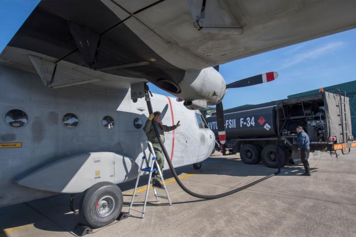 Militares trabajan en un C-212 Aviocar, en una imagen de archivo