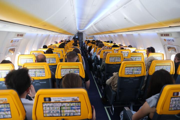 Viajeros de Ryanair, sentados en el interior de un avión de la aerolínea lowcost.