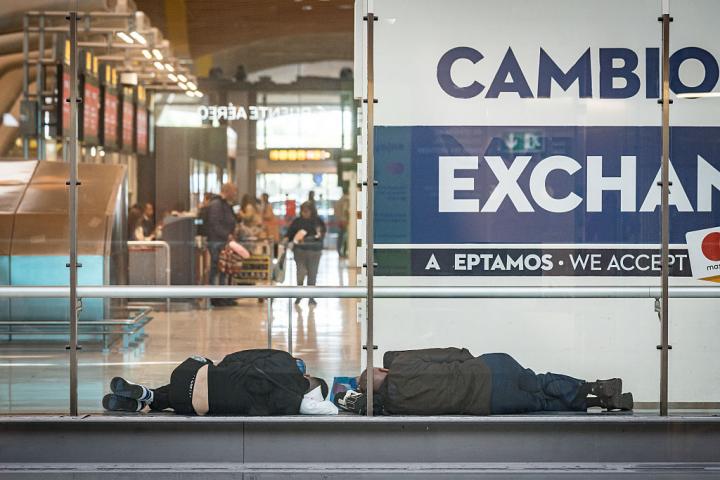 Dos personas sin hogar duermen en la Terminal 4 del aeropuerto de Barajas.