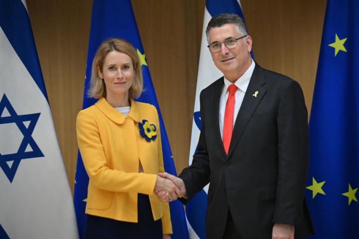 El ministro de Exteriores israelí, Gideon Saar, y Kaja Kallas, durante sus negociaciones en febrero