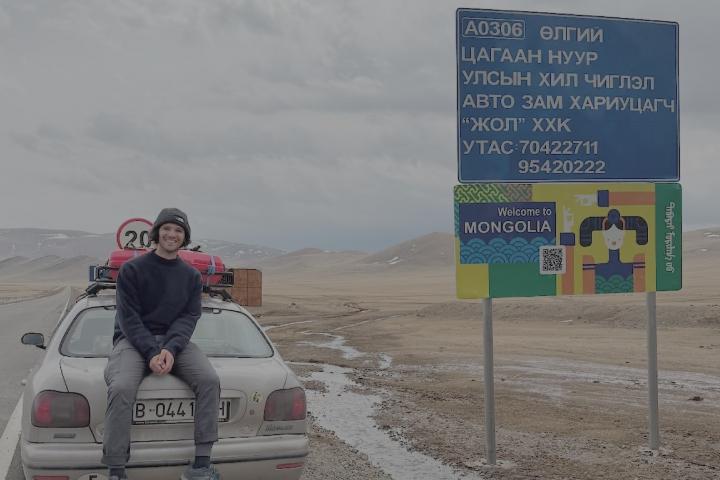 El creador de contenidos, Fabio Belnome, en la frontera de Mongolia con su Fiat